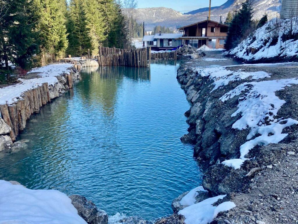 Wohngebäude und Teich – Biberwier