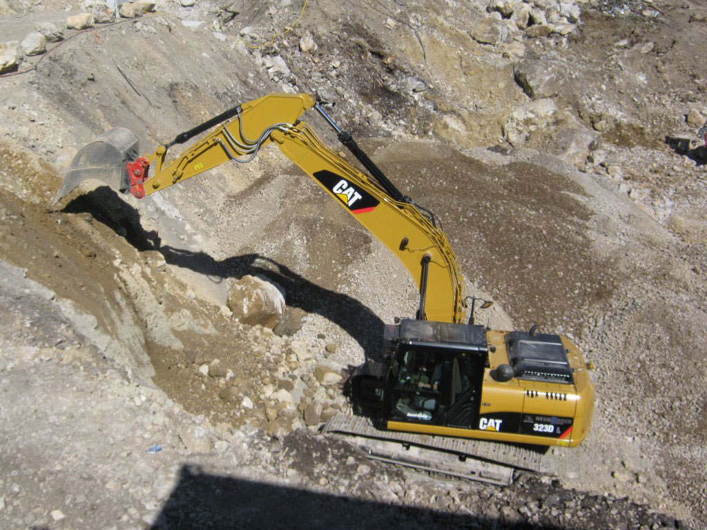 CAT 323D